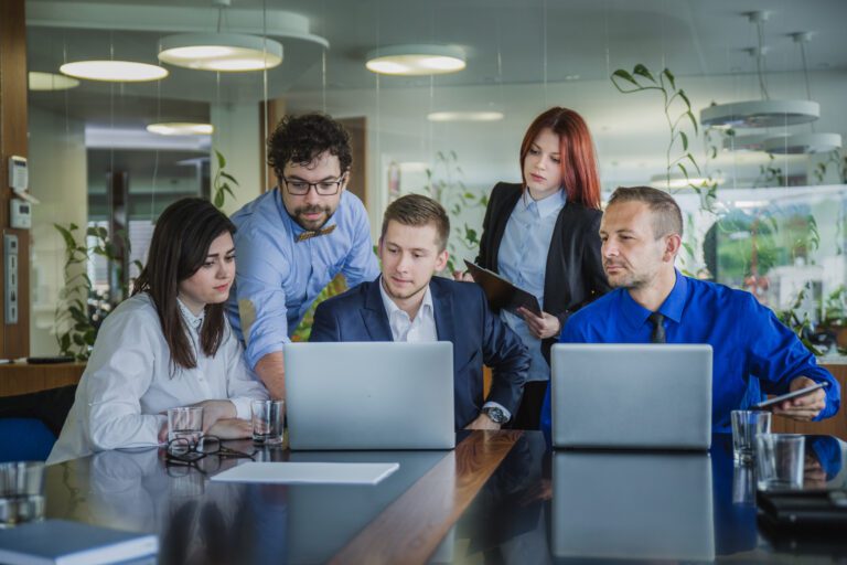 MOF vs. COBIT 2019: Navegando pela Selva da Governança de TI